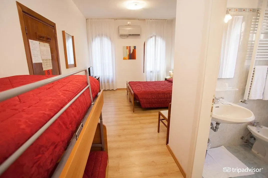 Hotel Caprera Venedik 2*,