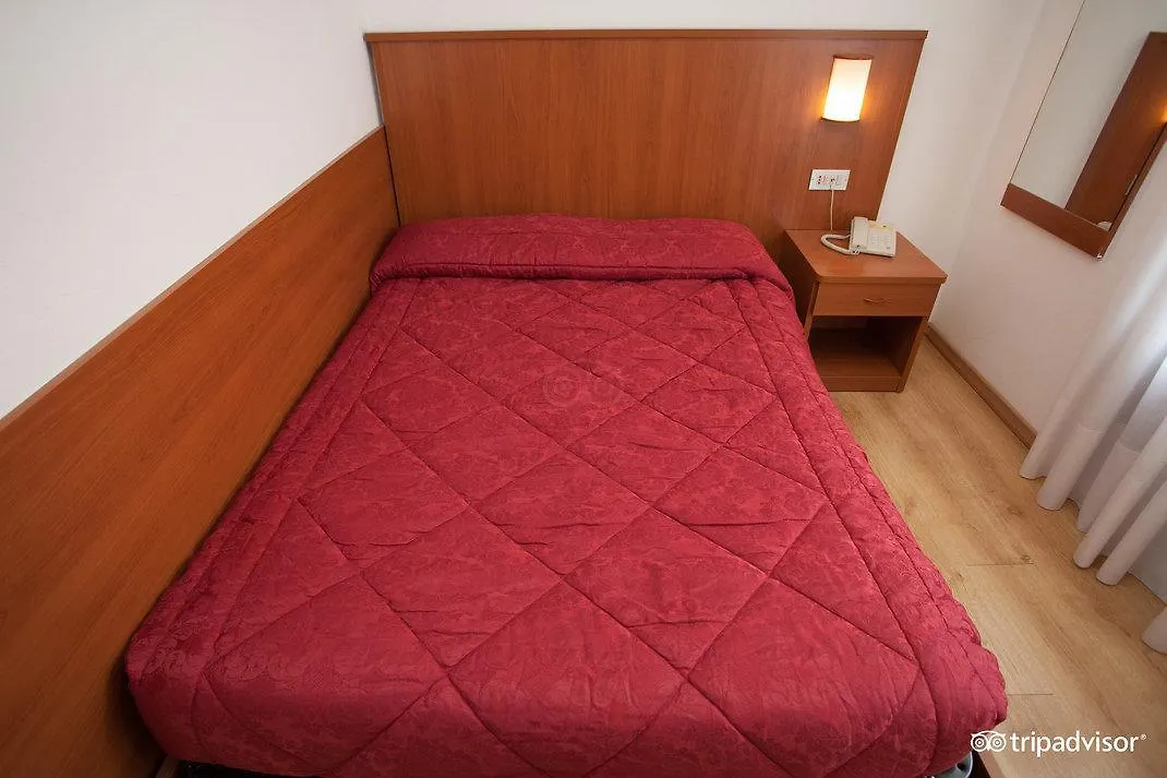 ונציה Hotel Caprera 2*,